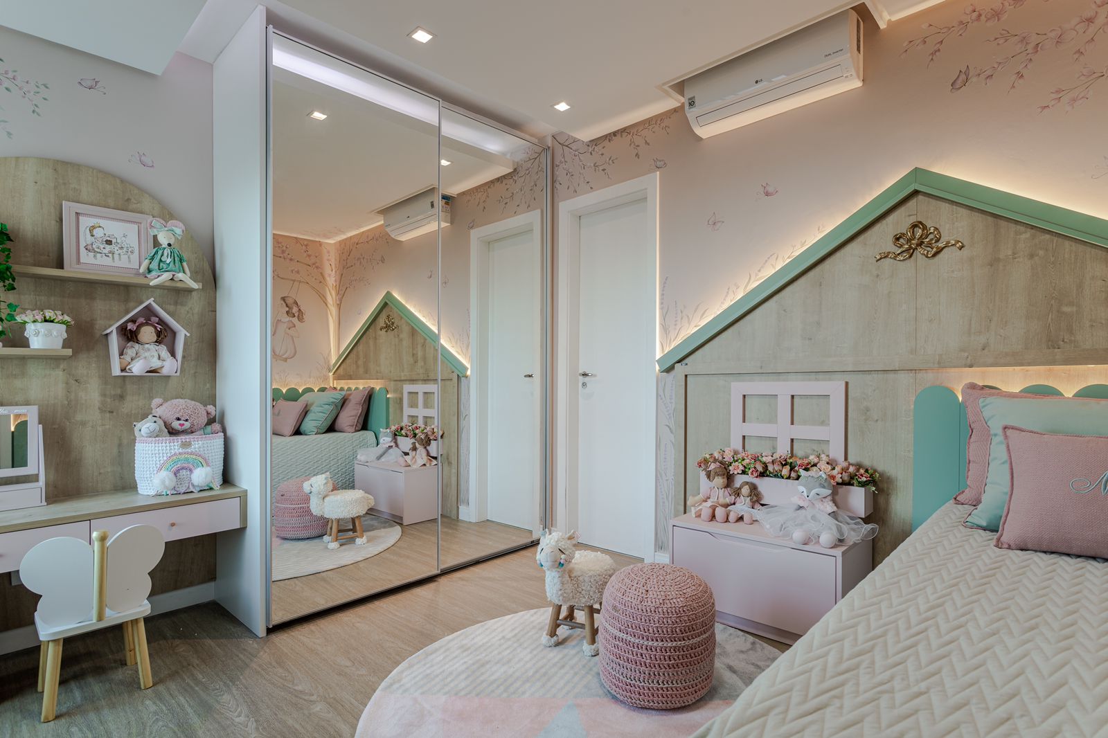 móveis planejados para quarto infantil de menina - mesa de cabeceira rosa