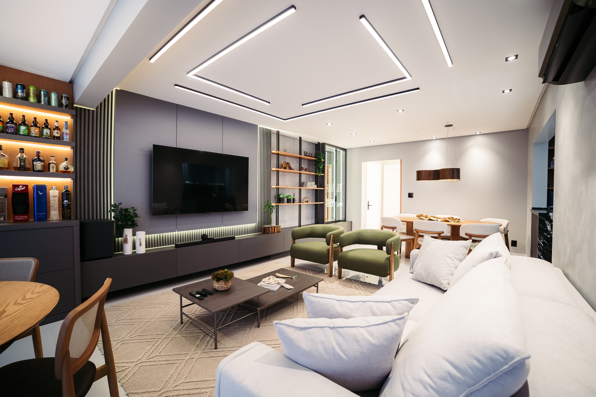 living de luxo com iluminação indireta - sala de estar moderna - ambientes personalizados