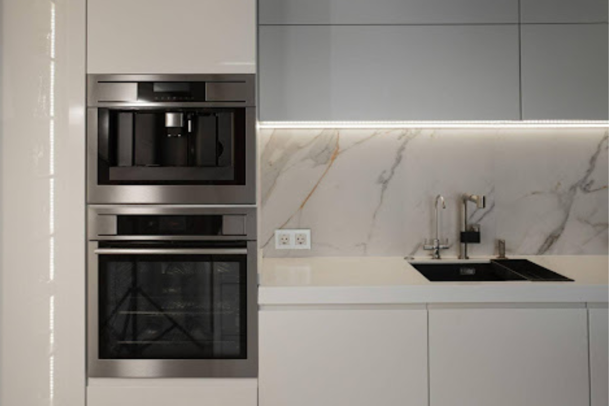 Descubra como a torre quente para cozinha planejada pode trazer mais ergonomia e sofisticação ao seu espaço