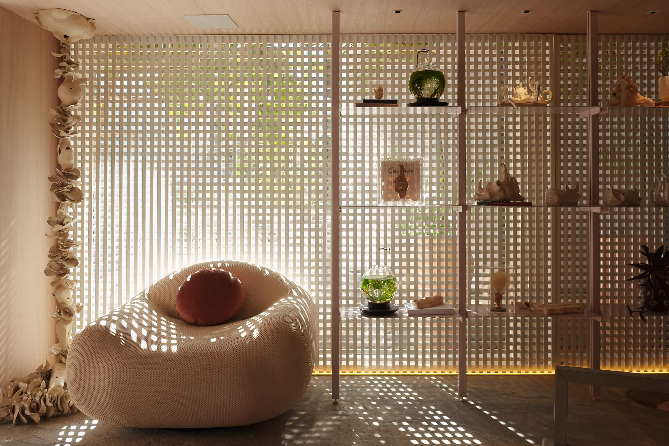 Stúdio do Artista | Casa Cor 2025 - ambientes personalizados de alto padrão - muxarabi - madeira clara